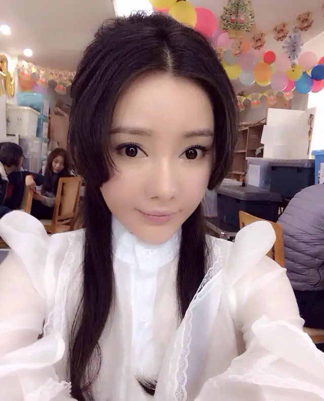 溪甜（平面模特、歌手、演员）