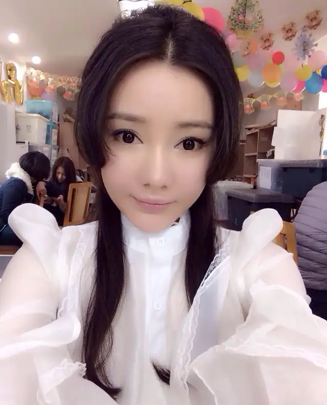 溪甜（平面模特、歌手、演员）