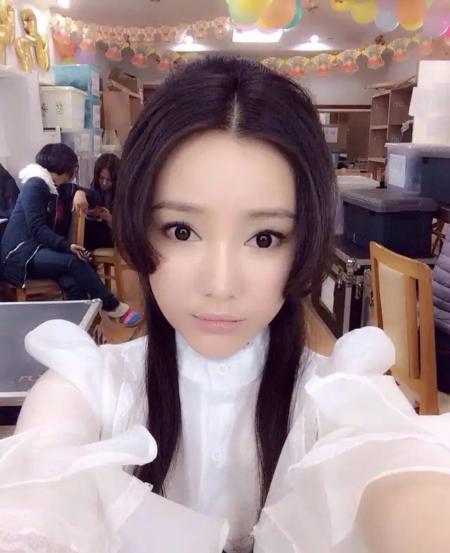 溪甜（平面模特、歌手、演员）