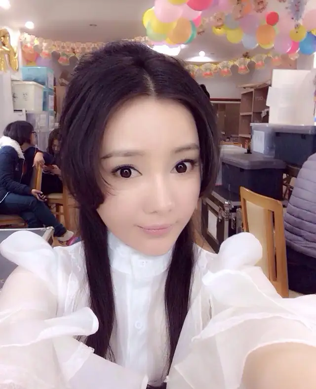 溪甜（平面模特、歌手、演员）